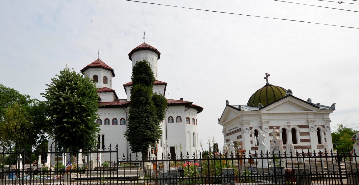 Biserica „Sfânta Treime” – Momotești