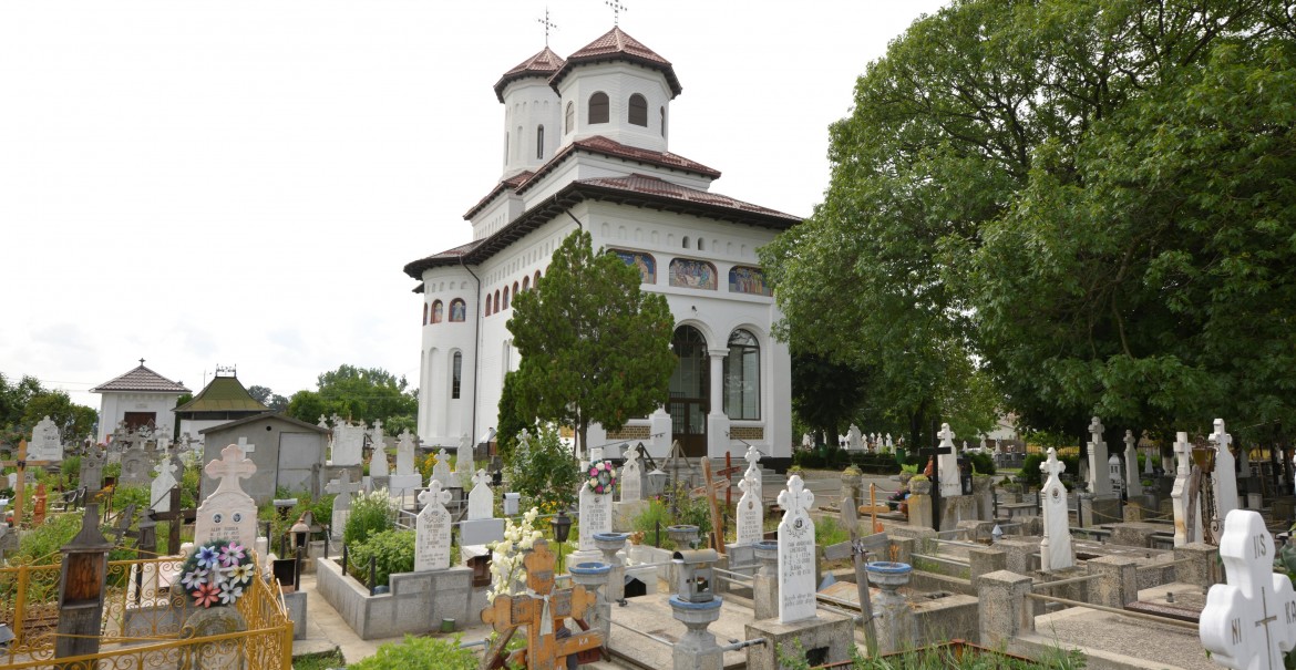 Biserica „Sfânta Treime” – Momotești